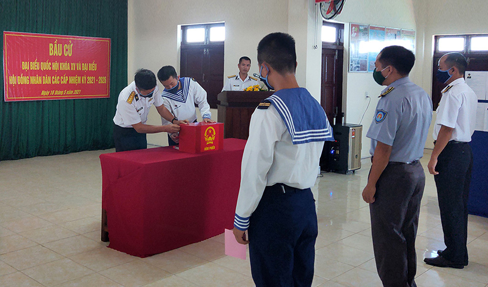 长沙群岛上的战士在投票前对票箱进行检查。（黄赵 摄）
