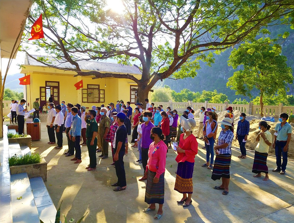 广平省广宁县布鲁-云乔族同胞佩戴口罩，保持两米距离，等待投票。（香江 摄）