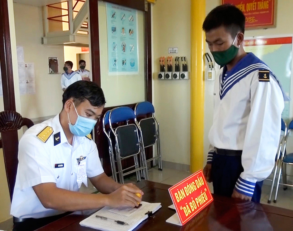 DK1海上高脚屋的选民完成投票后在选民证上盖章。（邓青松 摄）