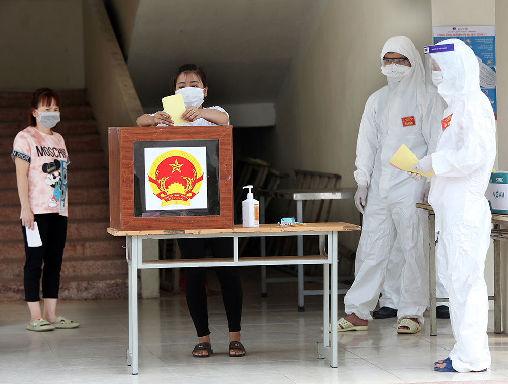 北江省农林大学新冠肺炎疫情隔离区的选民进行投票。（邓江 摄）